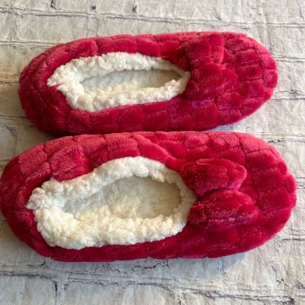 HOT PINK TEXTURE BOW TOE SLIPPER SOCKS HOUSE SHOES COZY AND STYLISH SIZE (8-8.5)